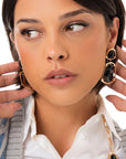 Orecchini pendenti in metallo dalla forma geometrica con pietre in acrilico animalier grigie - Mya Accessories