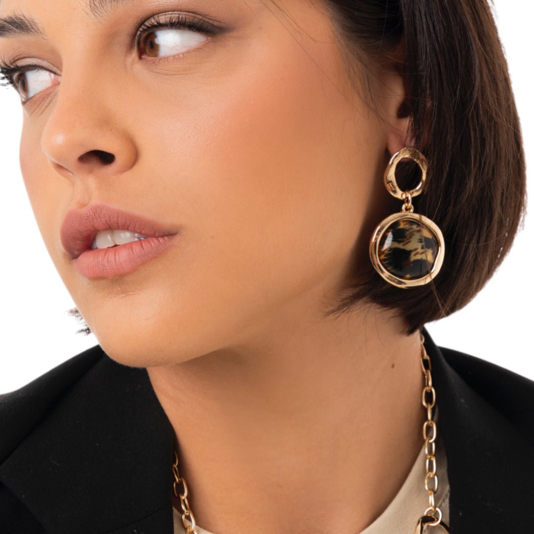 Orecchini pendenti in metallo circolari con pietra in acrilico animalier tono giallo - Mya Accessories