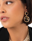 Orecchini pendenti in metallo circolari con pietra in acrilico animalier tono giallo - Mya Accessories
