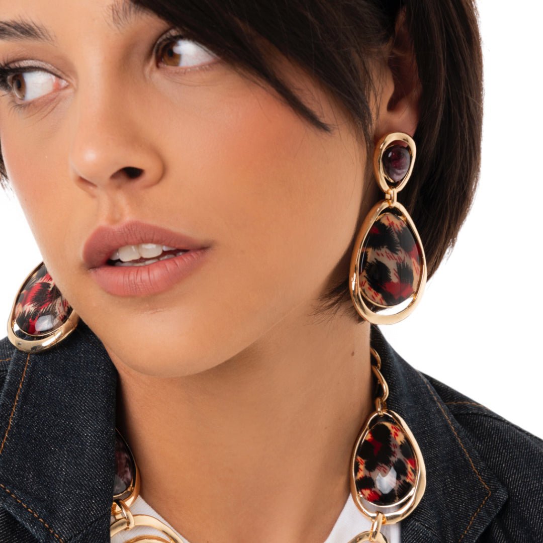 Orecchini pendenti in metallo con doppia pietra in acrilico animalier rossa - Mya Accessories