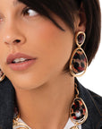 Orecchini pendenti in metallo con doppia pietra in acrilico animalier rossa - Mya Accessories