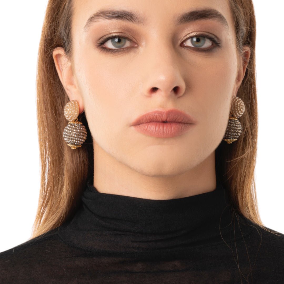 Orecchini pendenti a doppia sfera con microcristalli in vetro tono beige e fango - Mya Accessories
