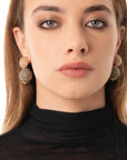 Orecchini pendenti a doppia sfera con microcristalli in vetro tono beige e fango - Mya Accessories