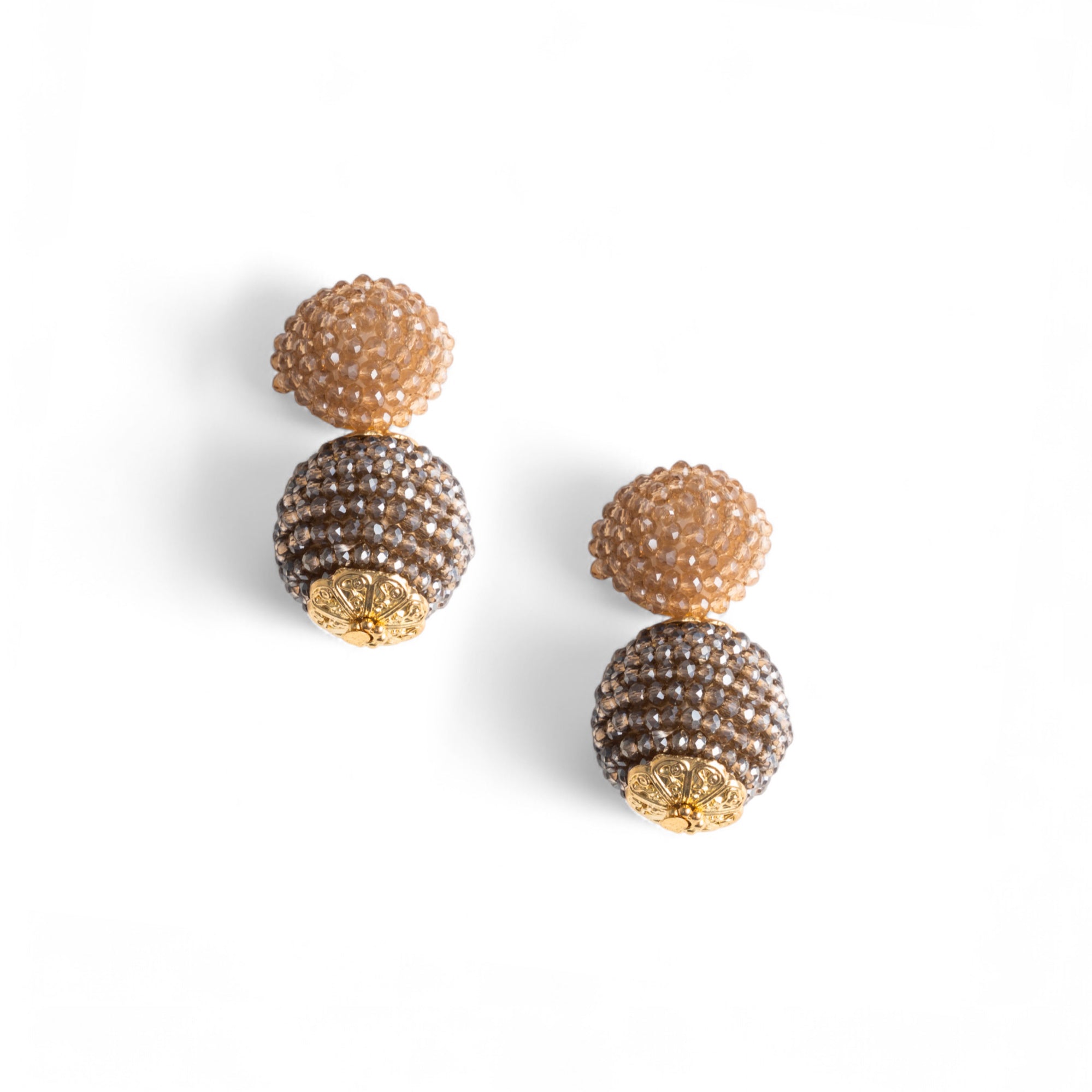 Orecchini pendenti a doppia sfera con microcristalli in vetro tono beige e fango - Mya Accessories