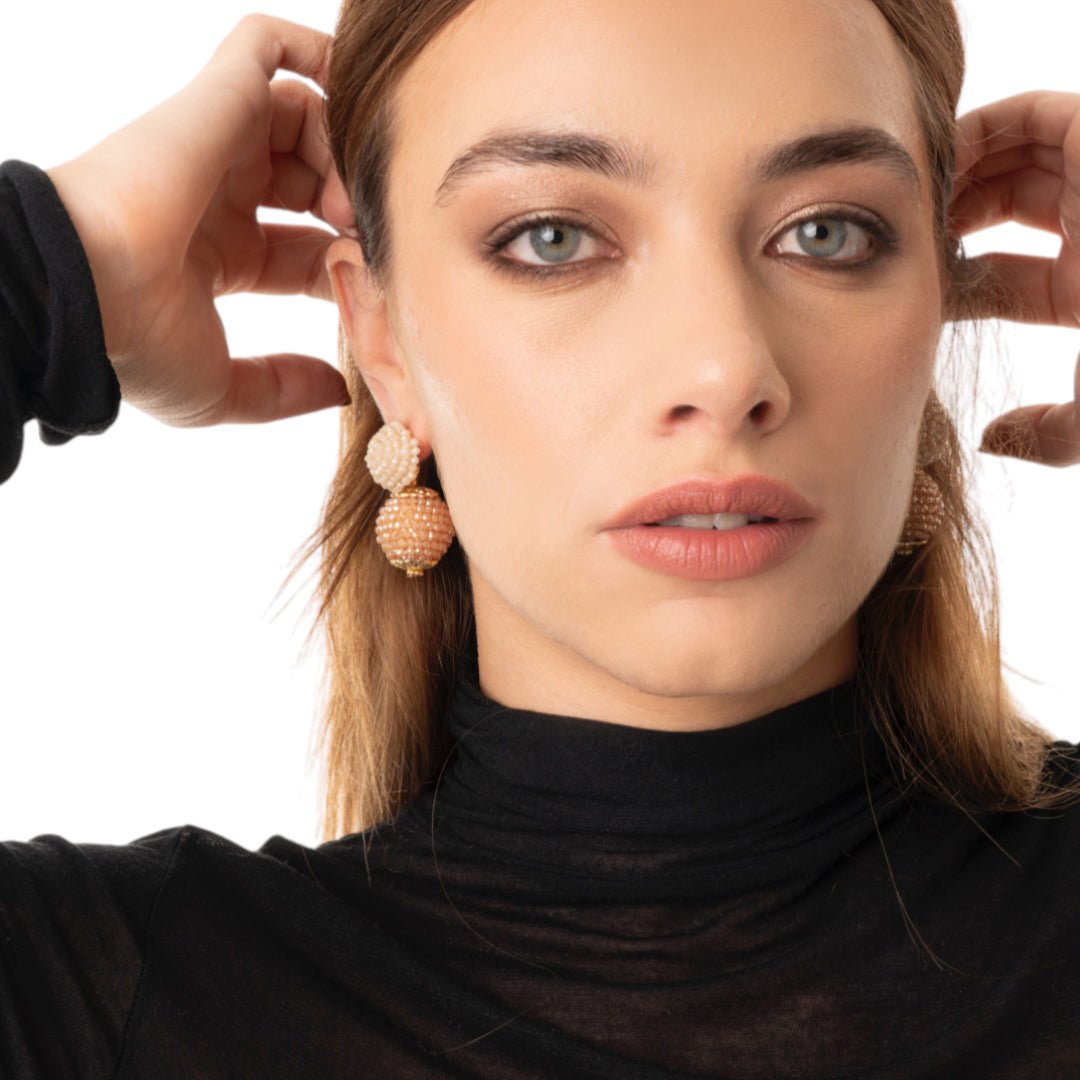 Orecchini pendenti a doppia sfera con microcristalli in vetro tono beige - Mya Accessories