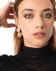 Orecchini pendenti a doppia sfera con microcristalli in vetro tono beige - Mya Accessories
