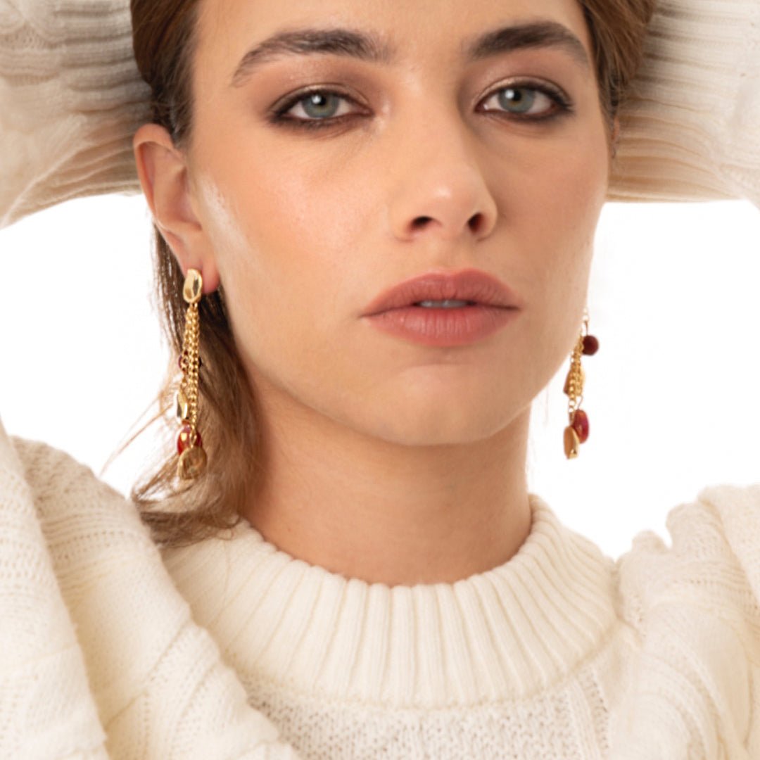 Orecchini pendenti a catena con pietre in acrilico tono rosso - Mya Accessories