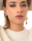 Orecchini pendenti a catena con pietre in acrilico tono rosso - Mya Accessories