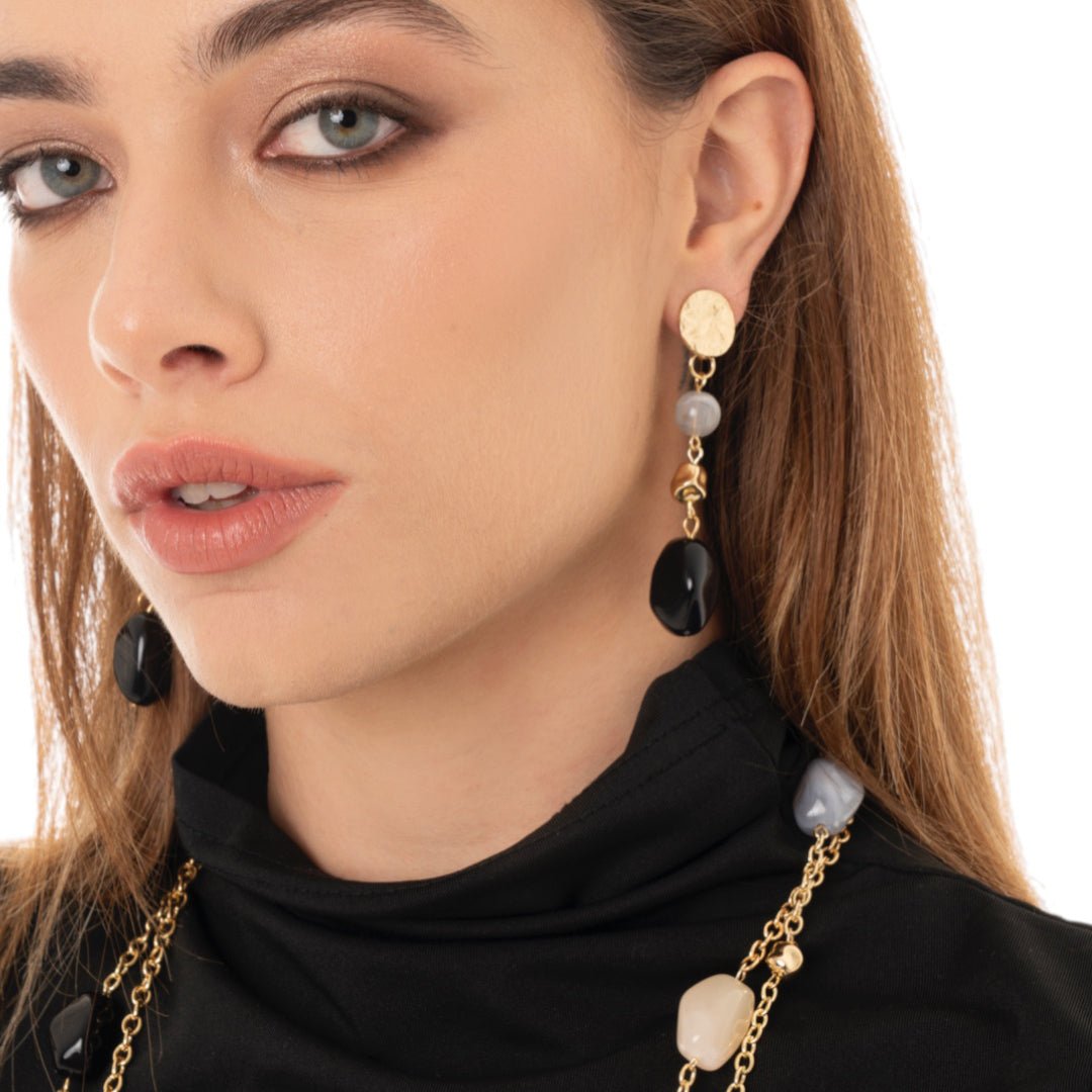 Orecchini pendenti con pietre in acrilico tono nero - Mya Accessories
