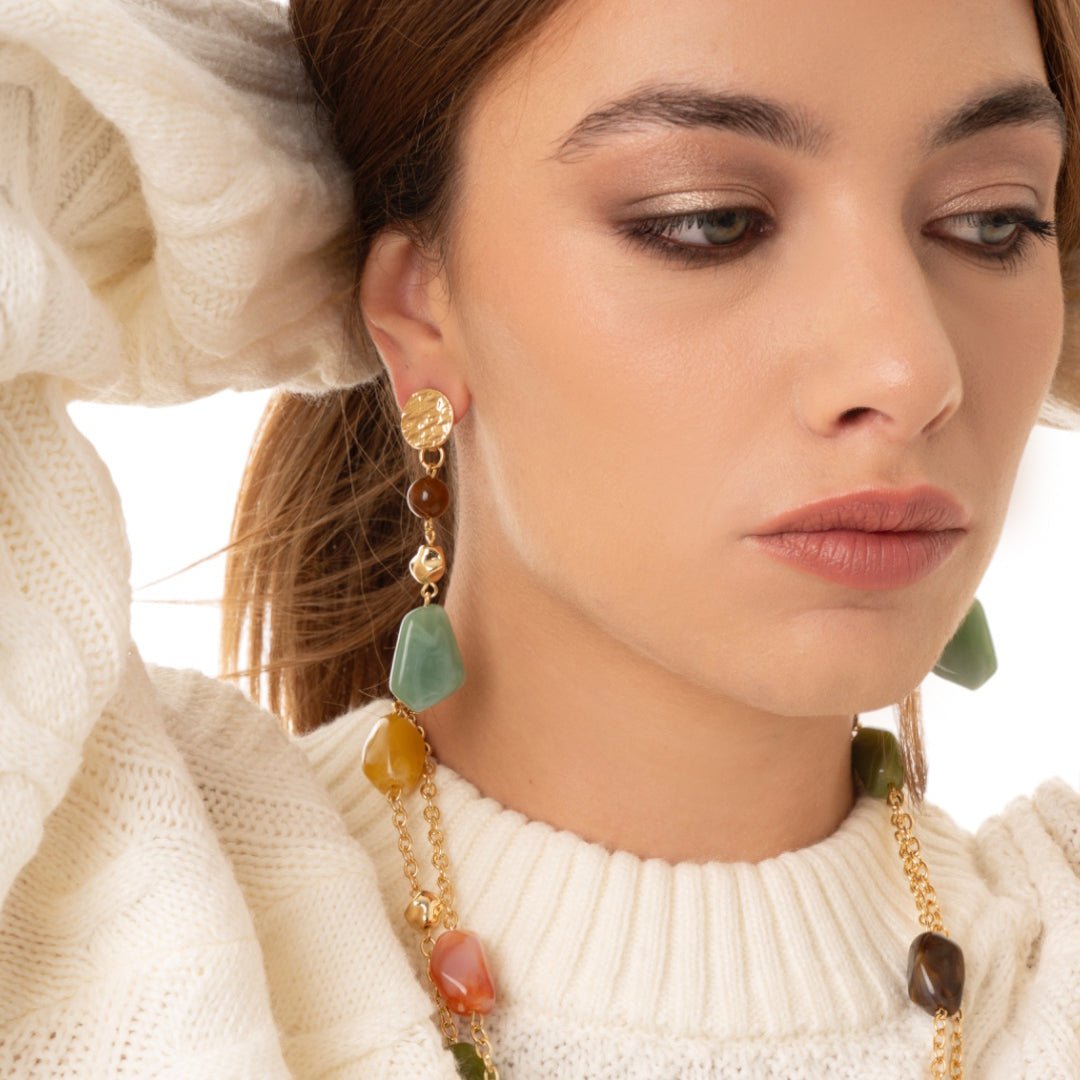 Orecchini pendenti con pietre in acrilico tono verde e marrone - Mya Accessories