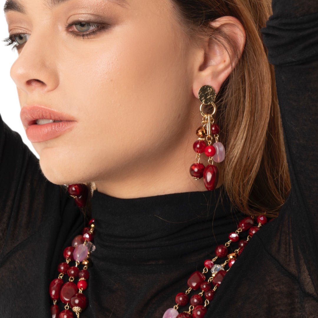 Orecchini pendenti a grappolo con pietre in acrilico multi rosso - Mya Accessories
