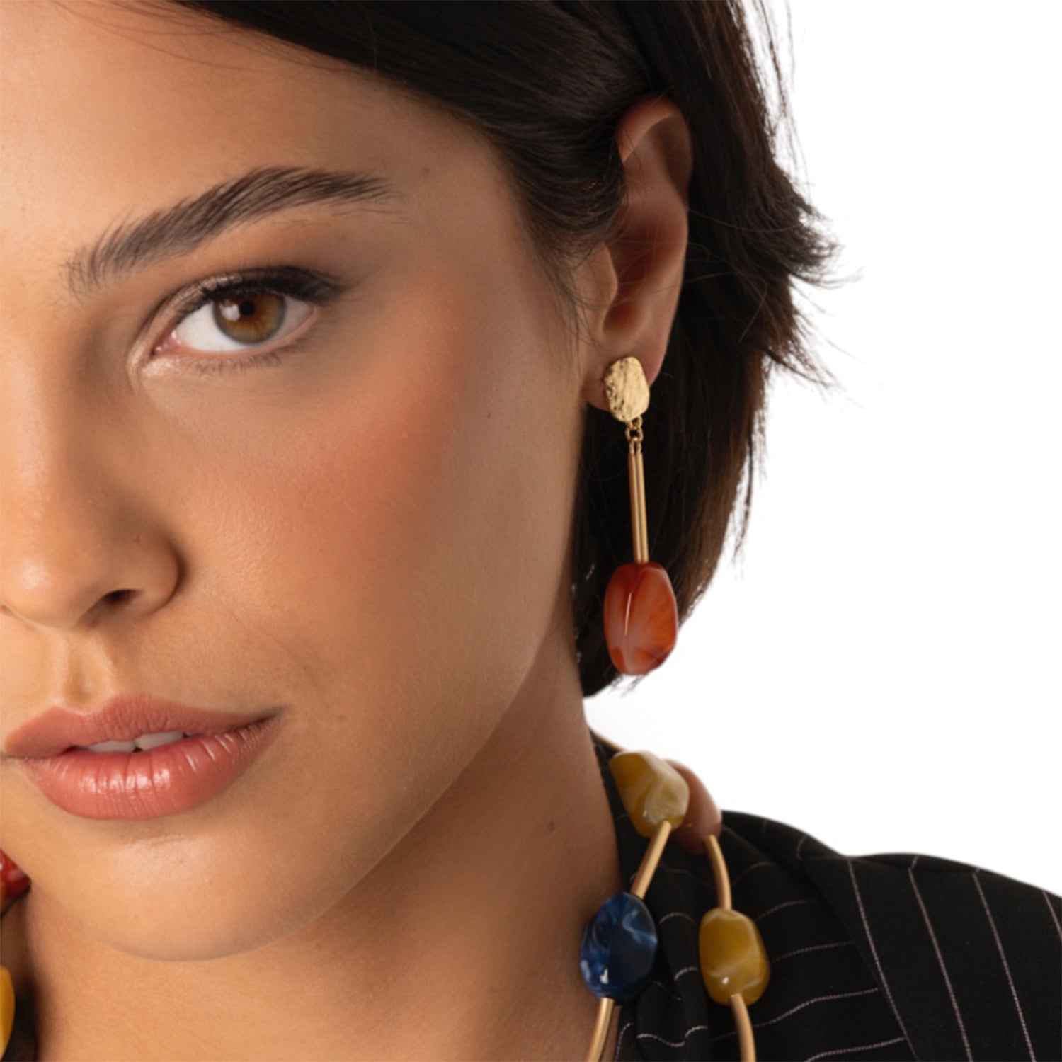 Orecchini pendenti in metallo con pietra in acrilico arancio - Mya Accessories