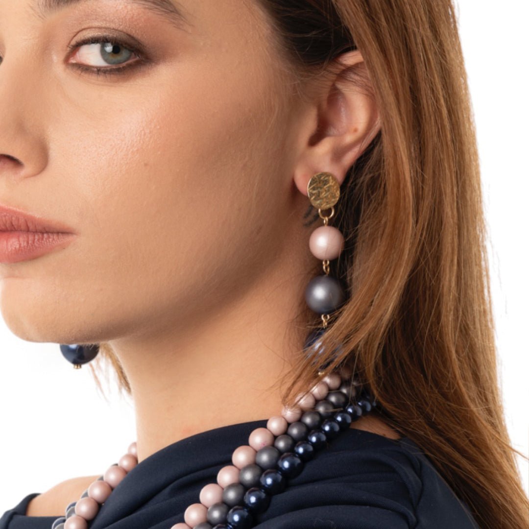Orecchini pendenti a tre sfere in acrilico tono blu - Mya Accessories