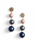 Orecchini pendenti a tre sfere in acrilico tono blu - Mya Accessories