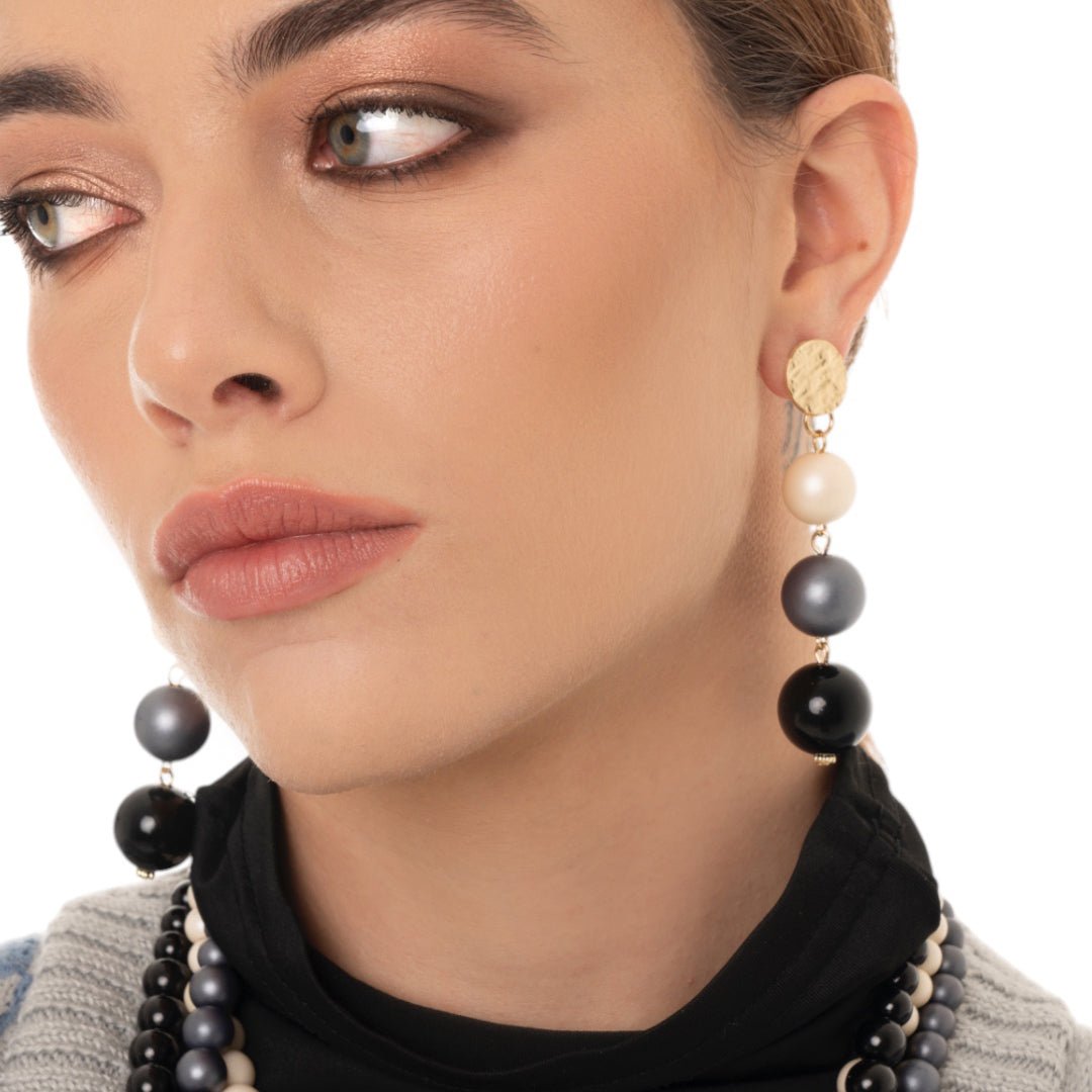 Orecchini pendenti a tre sfere in acrilico tono nero - Mya Accessories