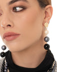 Orecchini pendenti a tre sfere in acrilico tono nero - Mya Accessories