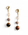 Orecchini pendenti con tre pietre semidure in vetro tono marrone - Mya Accessories