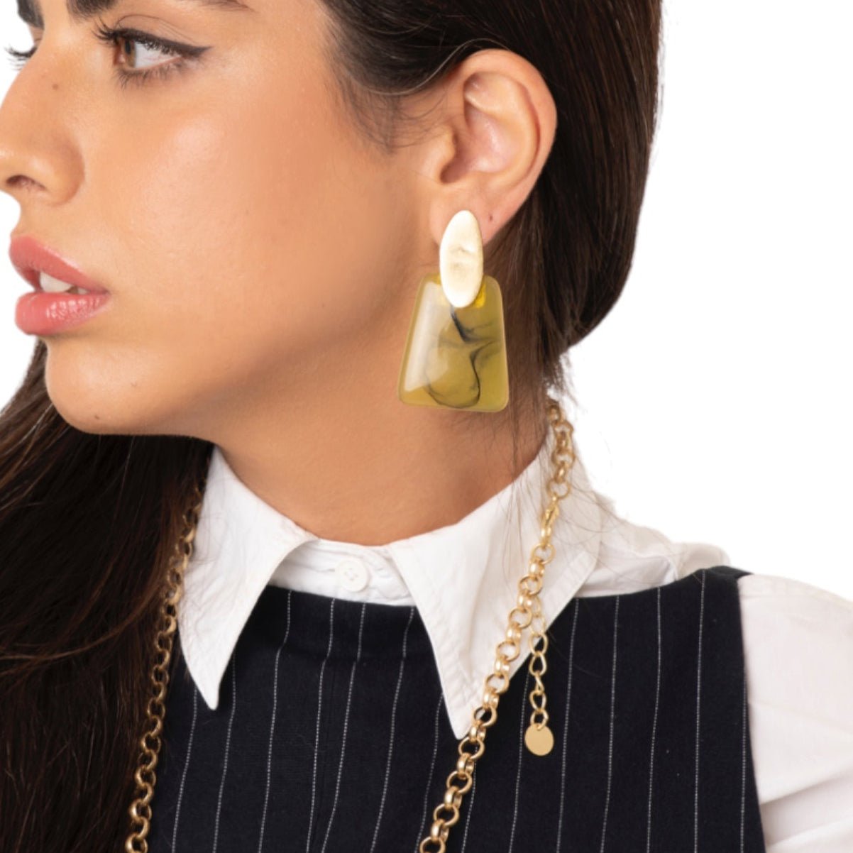 Orecchini con placchetta in metallo e pietra pendente rettangolare in resina verde - Mya Accessories