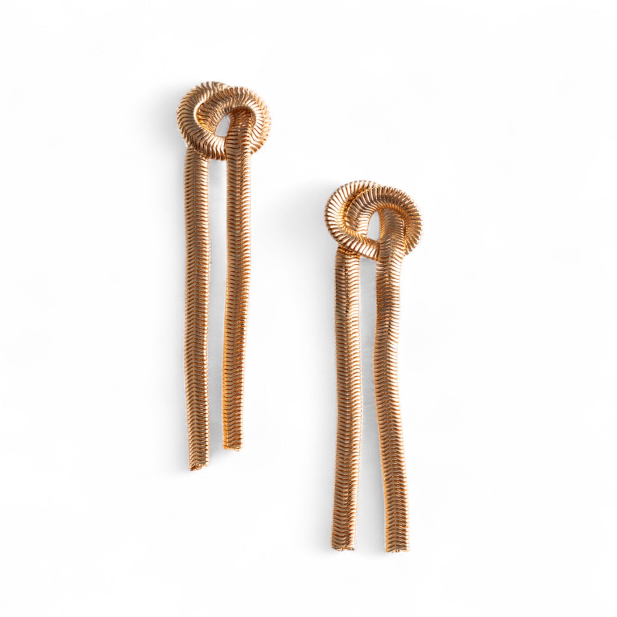 Orecchini pendenti in metallo con catena snake annodata - Mya Accessories