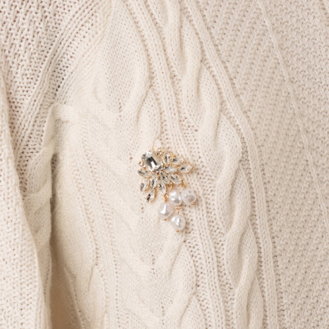 Spilla in metallo con pietre in vetro crystal e perle pendenti - Mya Accessories