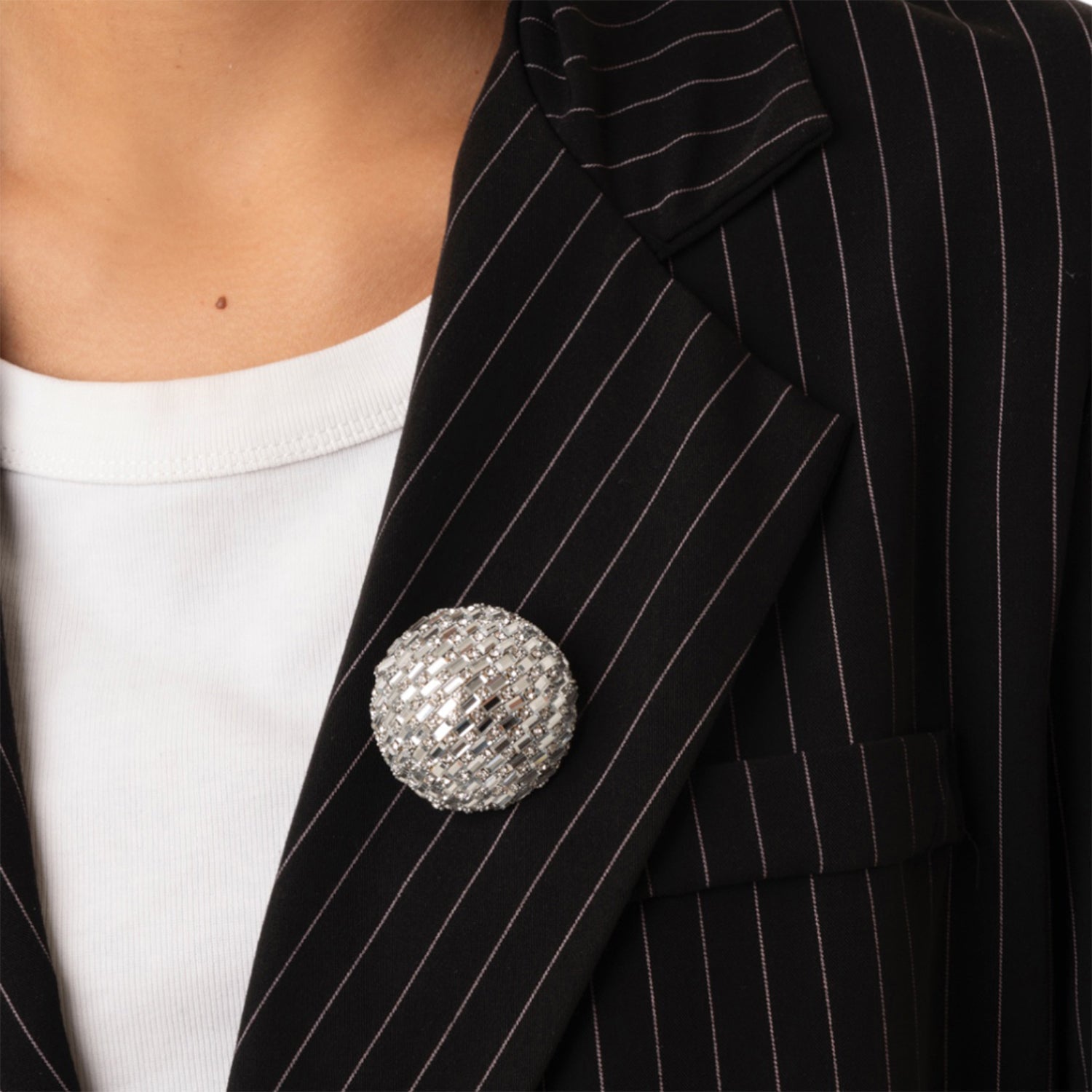 Spilla in metallo mezza sfera con pietre in vetro crystal - Mya Accessories