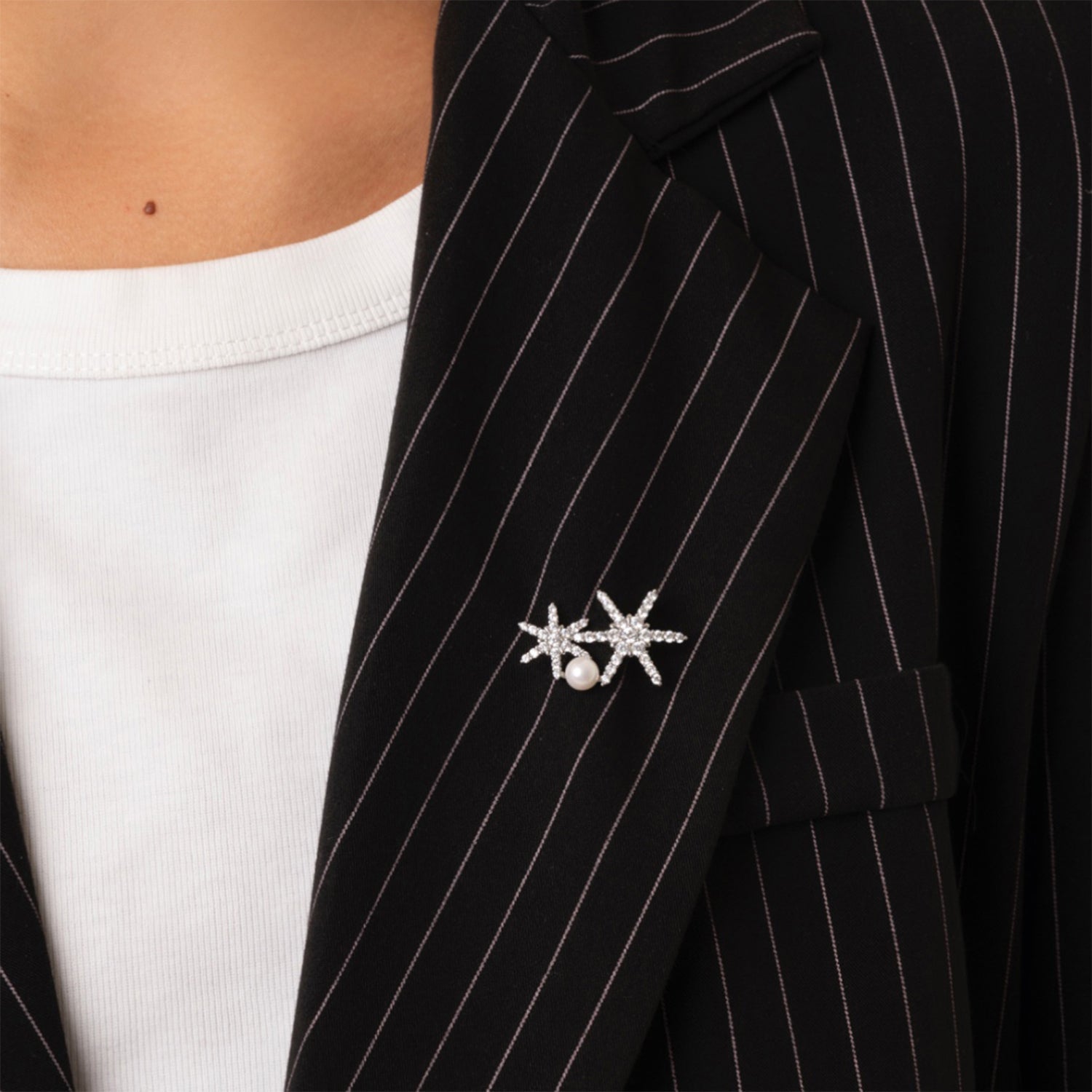 Spilla in metallo con design a fiocchi di neve con strass crystal e perla - Mya Accessories