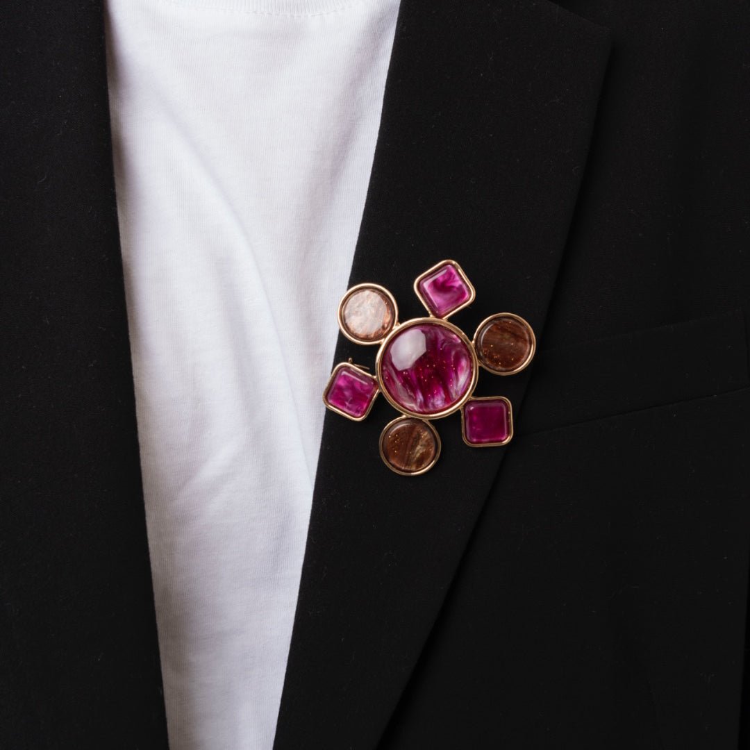 Spilla con base in metallo a forma di fiore geometrico in acrilico tono viola/marrone - Mya Accessories