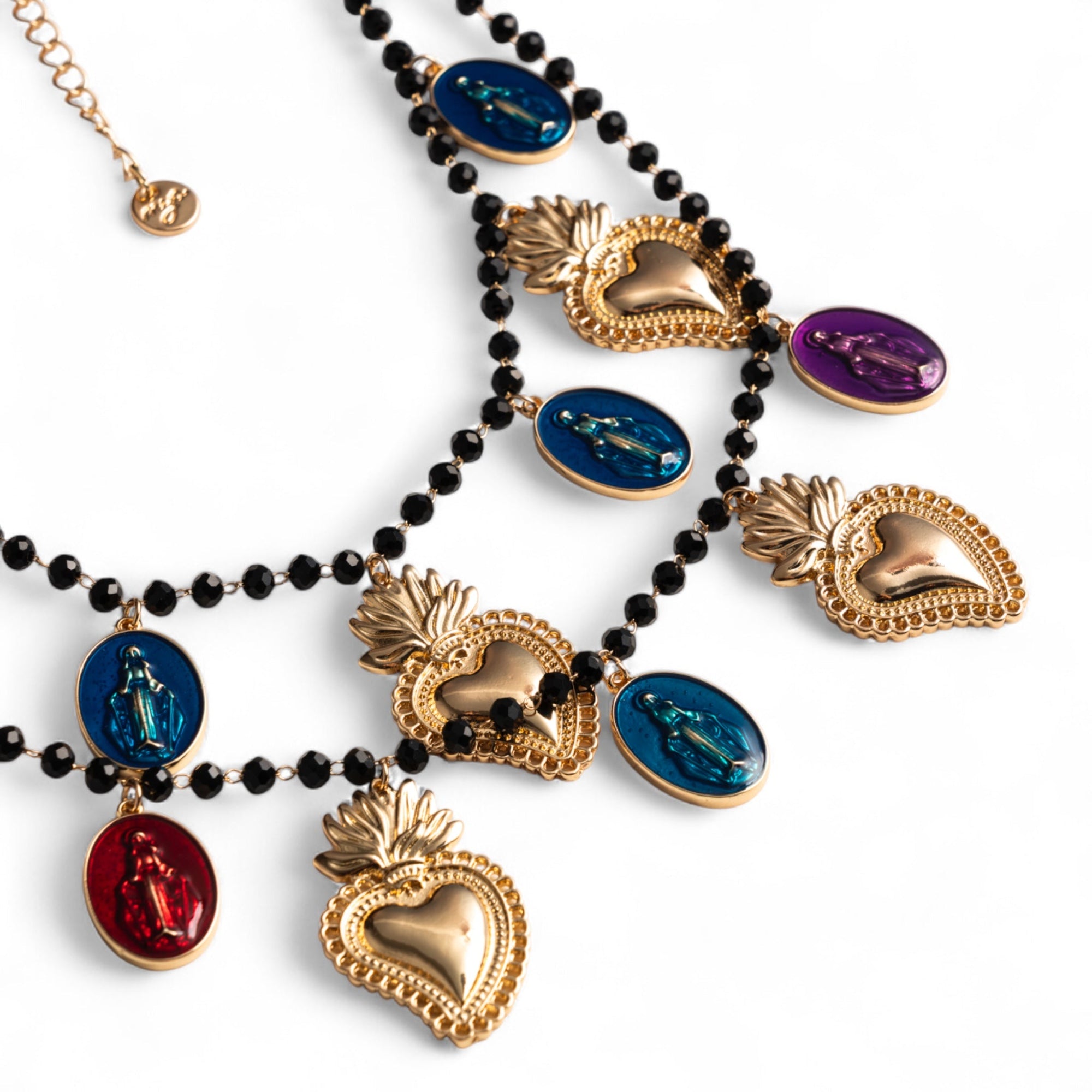 Collana a due fili con pietre in vetro nere e charms pendenti in metallo con cuori sacri - Mya Accessories