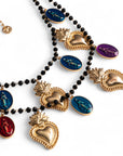 Collana a due fili con pietre in vetro nere e charms pendenti in metallo con cuori sacri - Mya Accessories