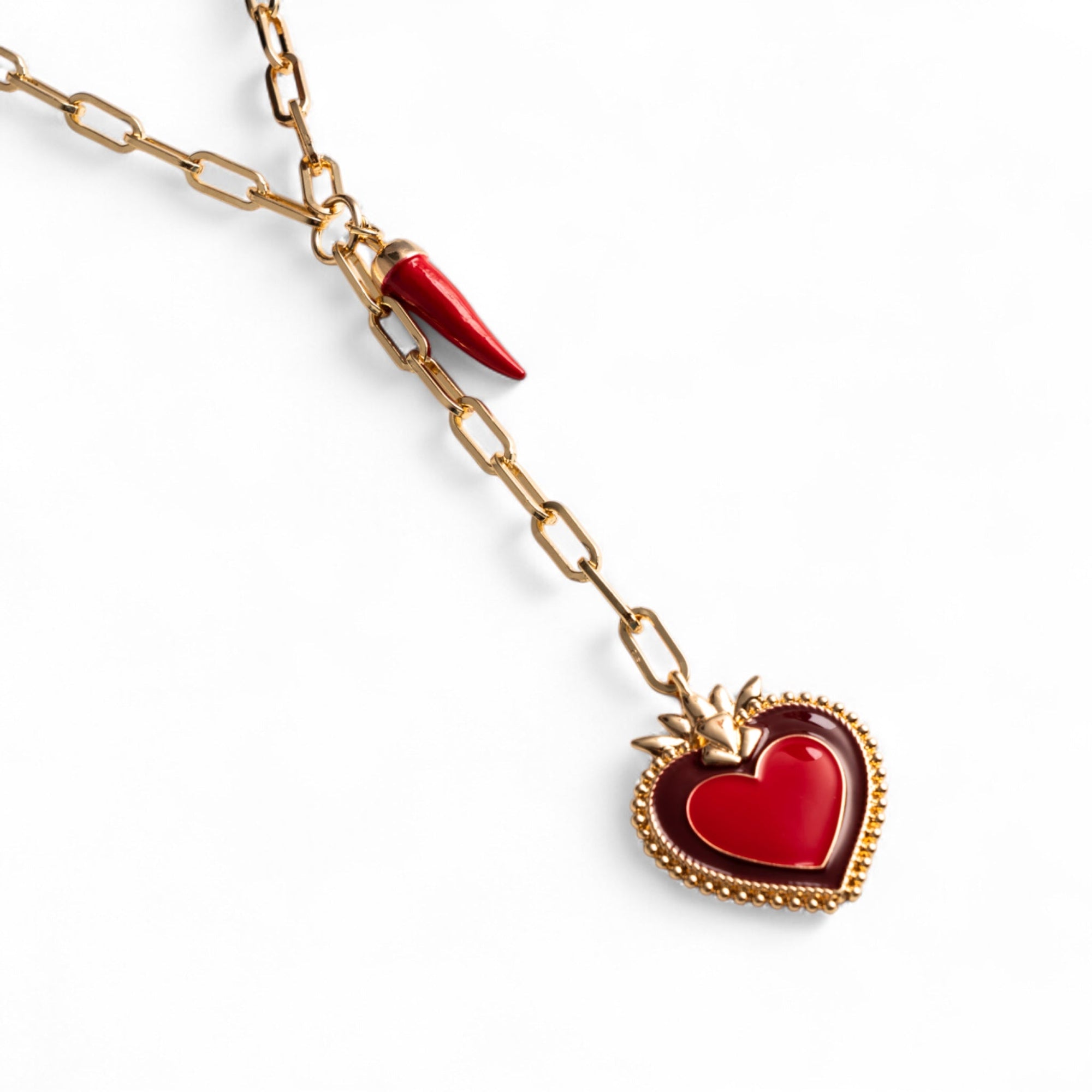 Collana a catena sottile con doppio pendete in acrilico a forma di corno e di cuore tono rosso - Mya Accessories