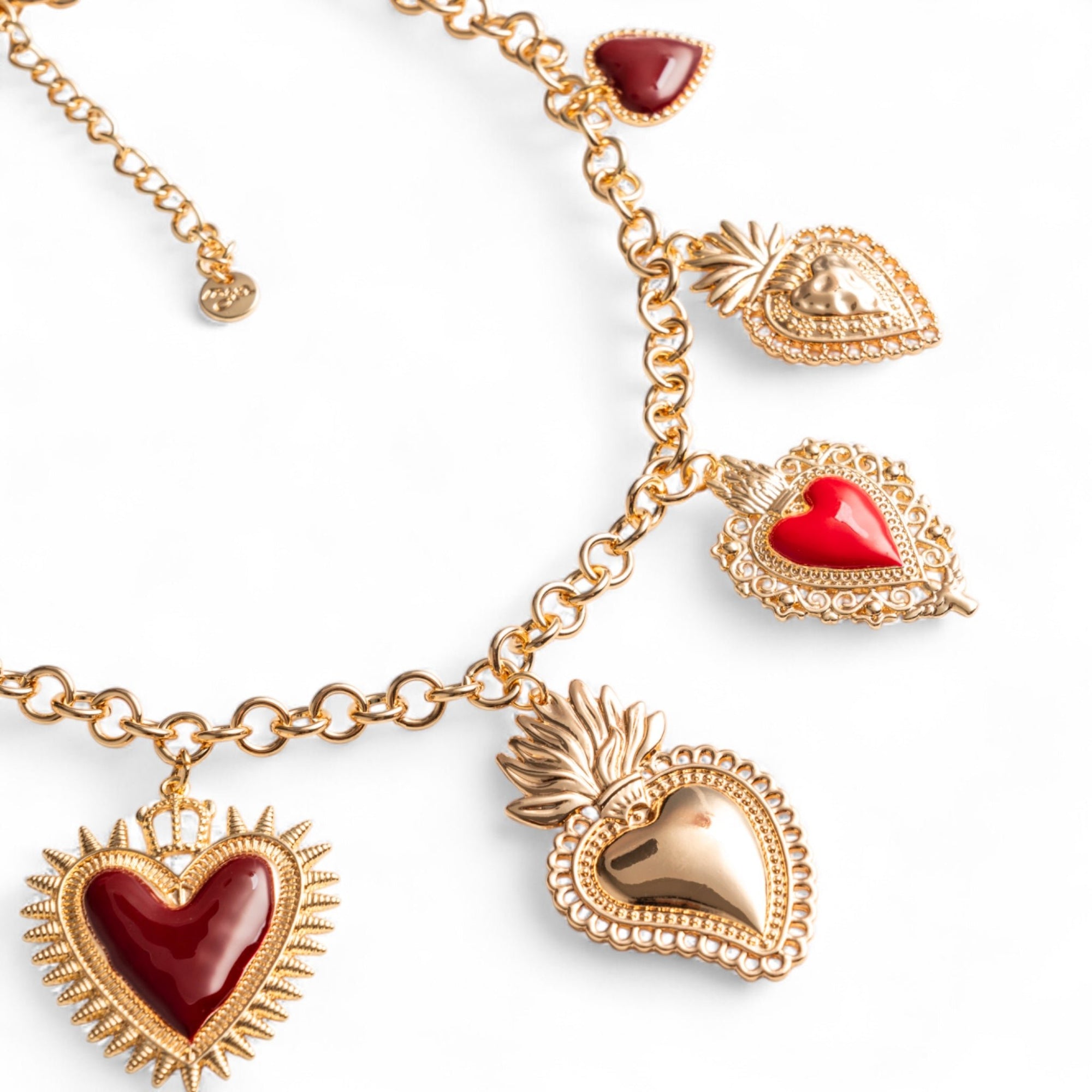 Collana girocollo a catena con charms pendenti in metallo con cuori sacri smaltati tono rosso - Mya Accessories