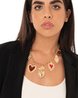 Collana girocollo a catena con charms pendenti in metallo con cuori sacri smaltati tono rosso - Mya Accessories