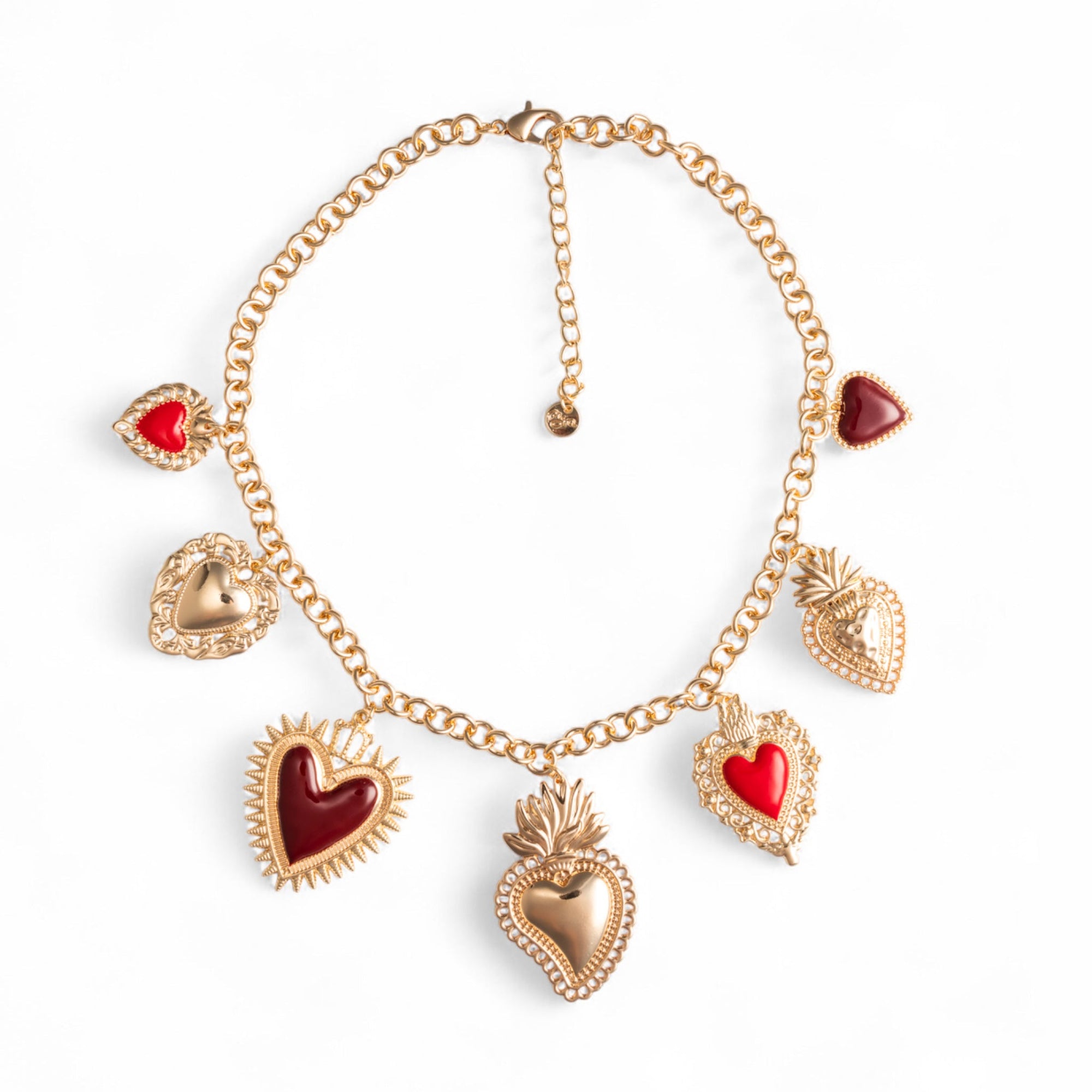 Collana girocollo a catena con charms pendenti in metallo con cuori sacri smaltati tono rosso - Mya Accessories