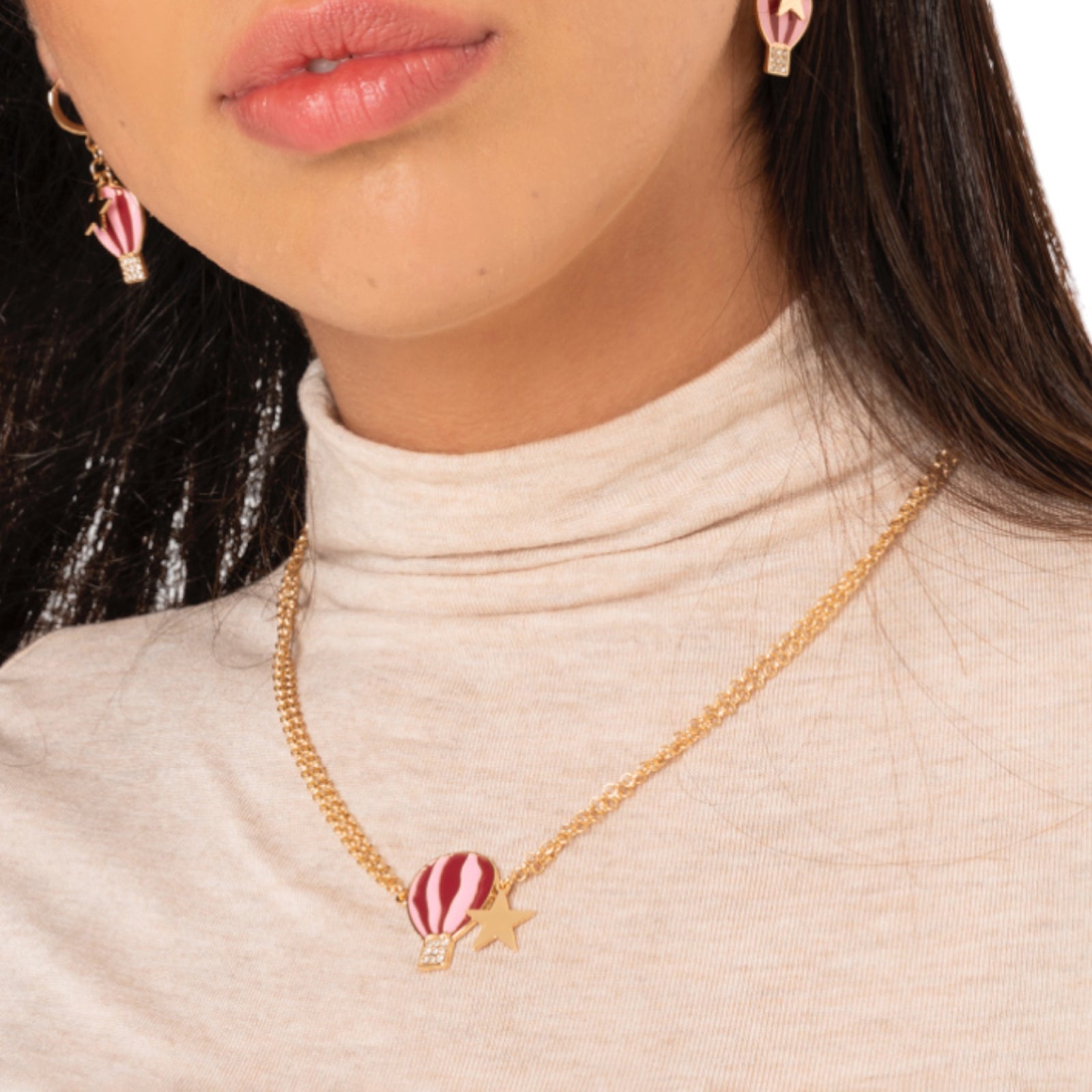 Collana girocollo a due fili con catena sottile e pendente a mongolfiera smaltata tono rosa - Mya Accessories