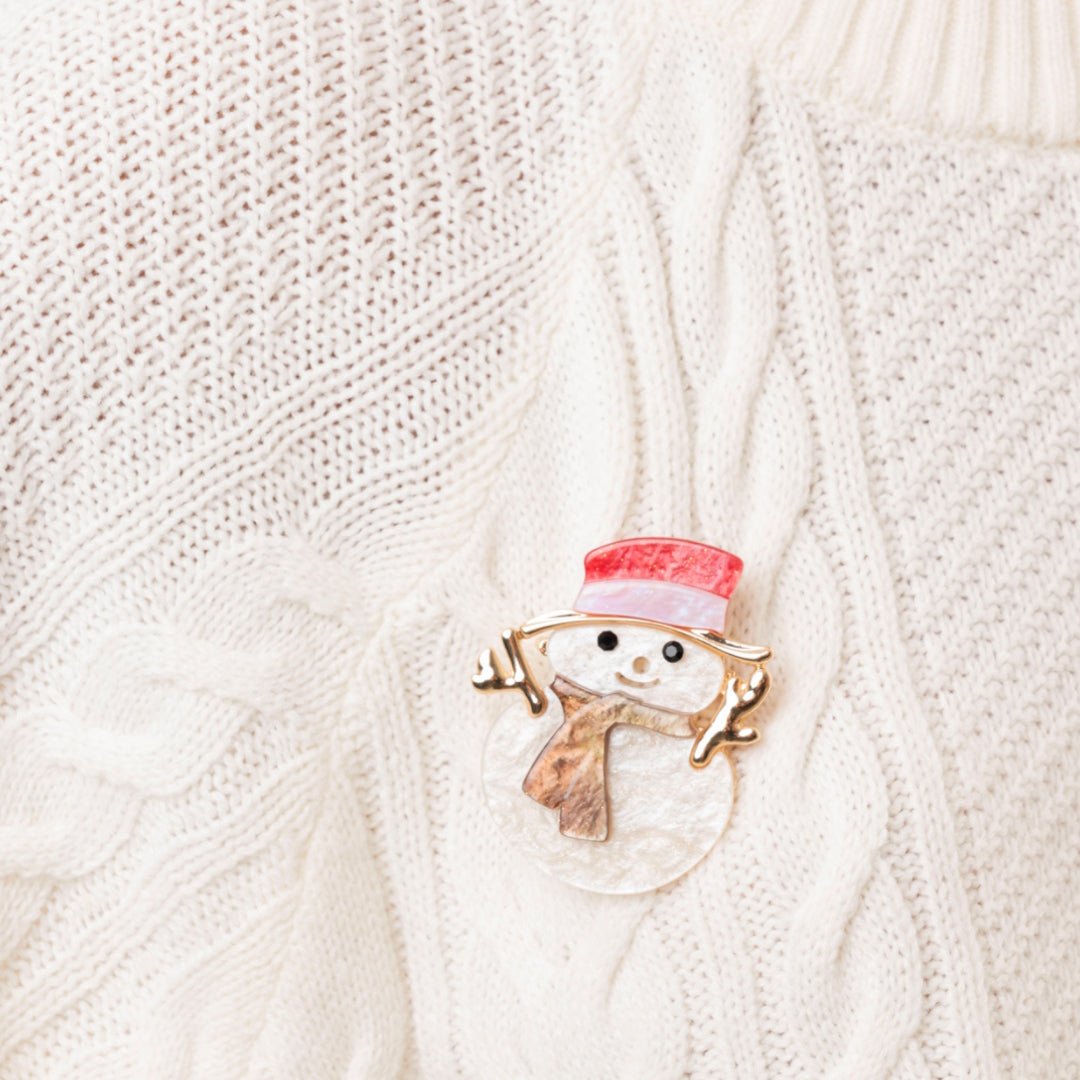 Spilla con base in metallo design a forma di pupazzo di neve in acrilico - Mya Accessories