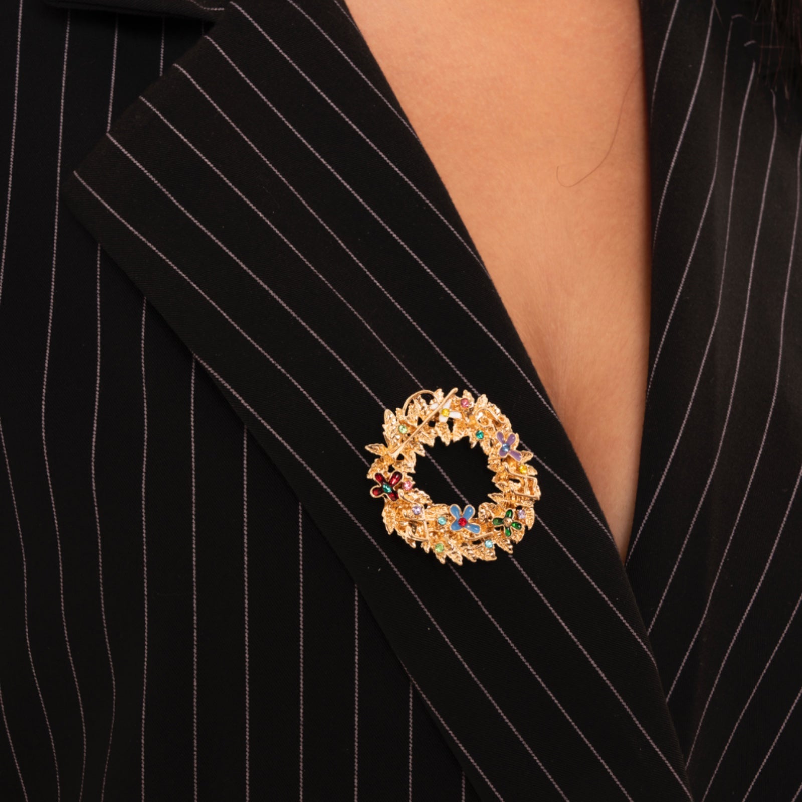 Spilla in metallo a forma di ghirlanda di natale con piccole pietre in vetro multicolore - Mya Accessories