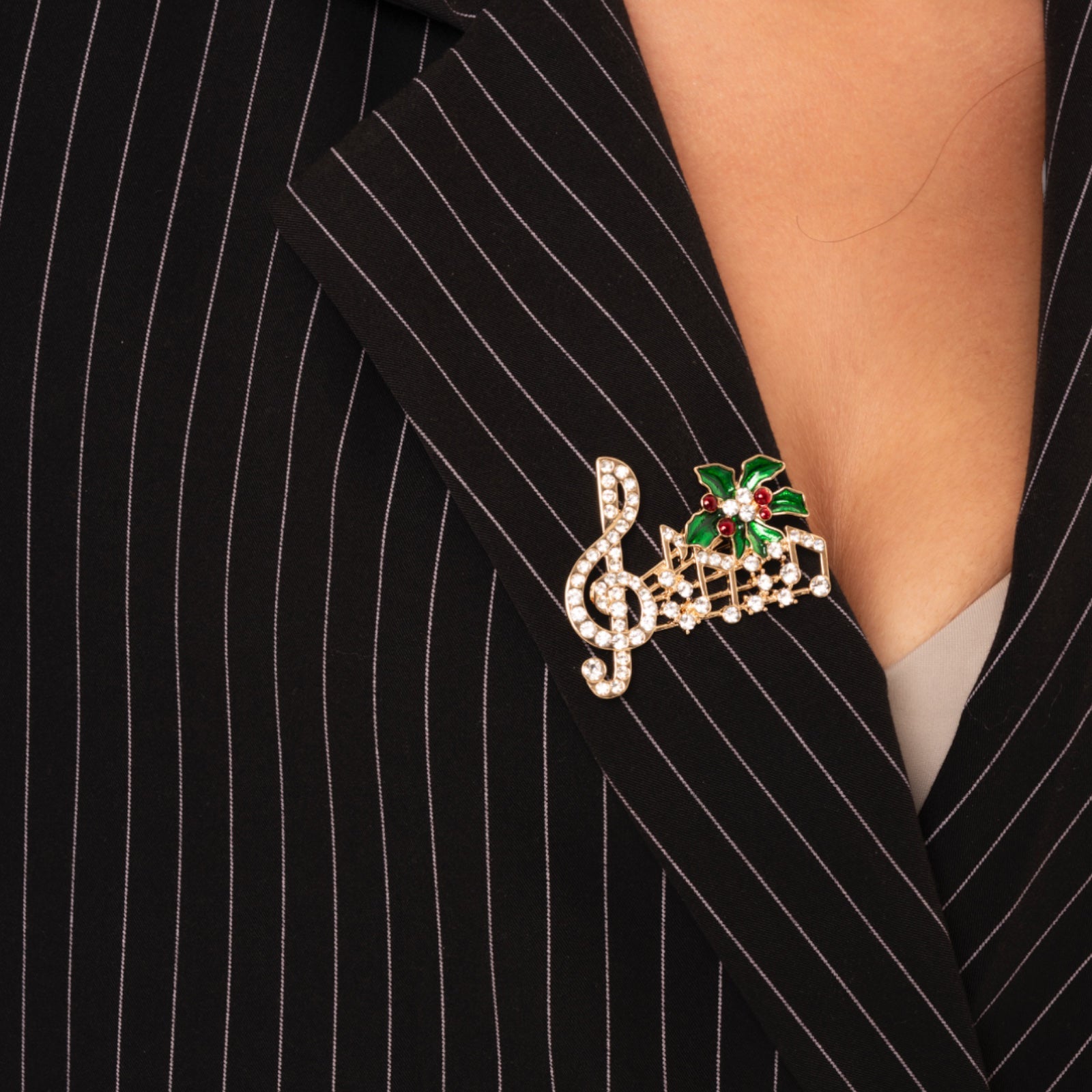 Spilla in metallo con design a forma di nota musicale natalizia con pietre in vetro crystal - Mya Accessories