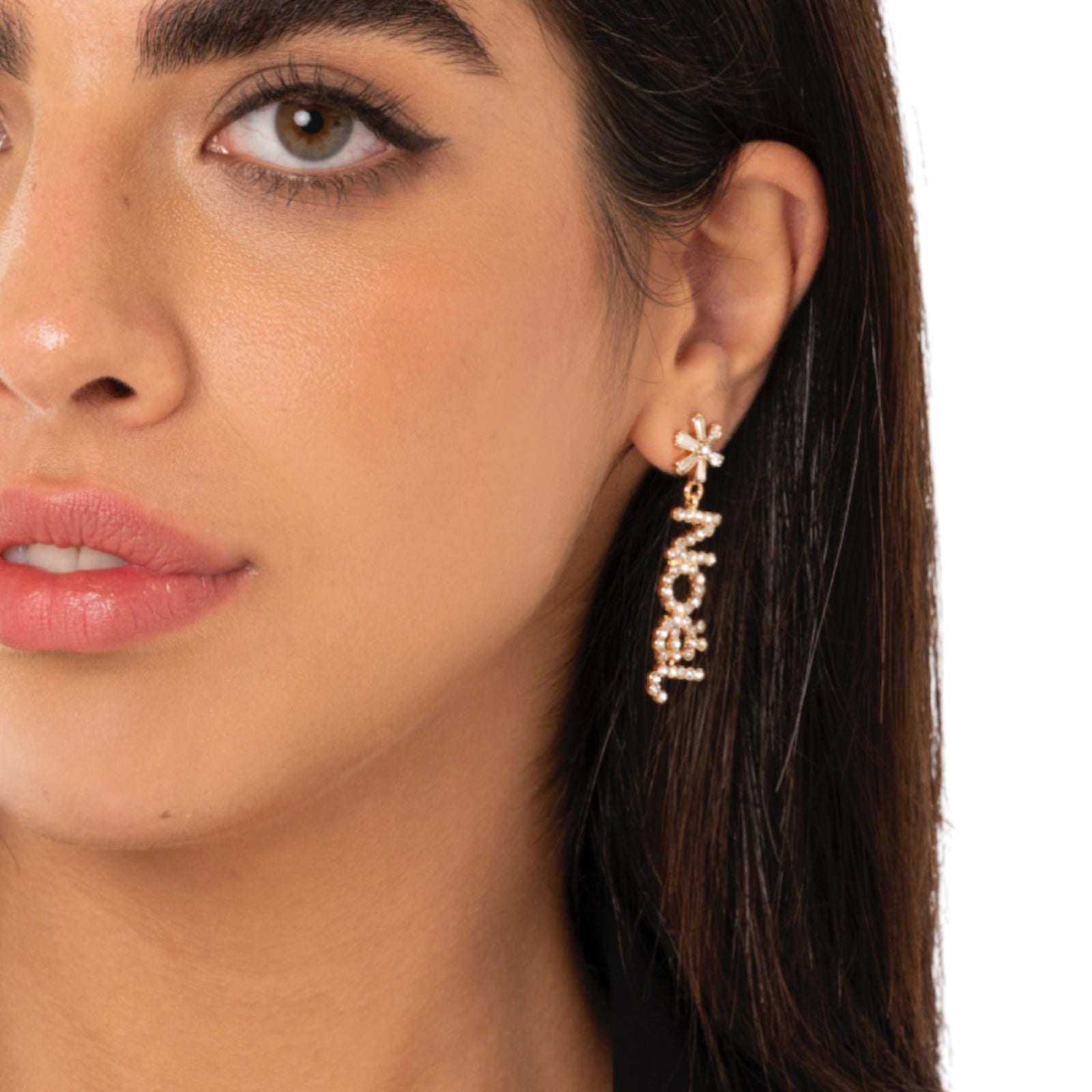 Orecchini pendenti con scritta "NOEL" ricoperto di pietre in vetro crystal - Mya Accessories