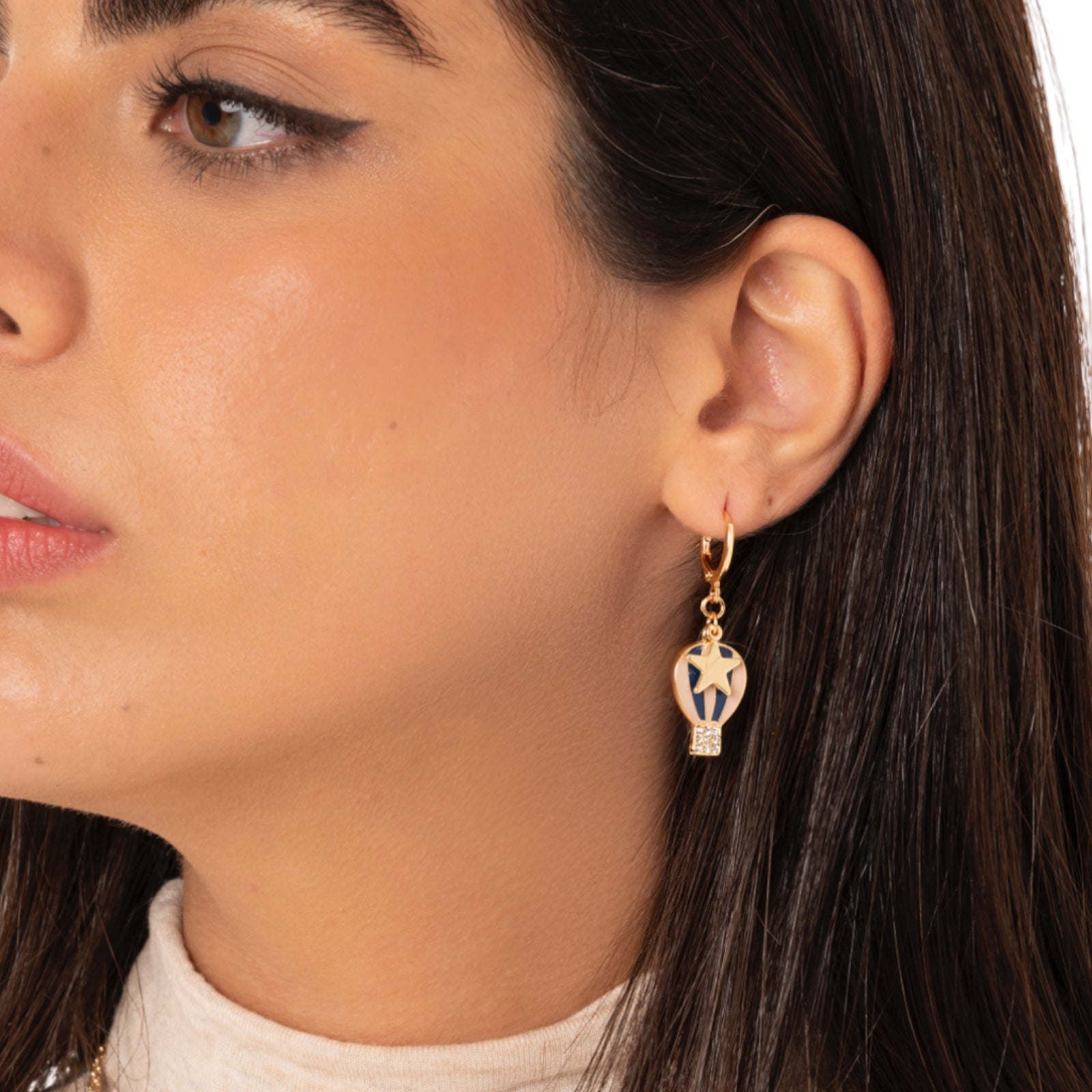 Orecchini a cerchietto con pendente a mongolfiera smaltata tono blu - Mya Accessories