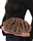 Borsa clutch in tessuto morbido tono marrone - Mya Accessories