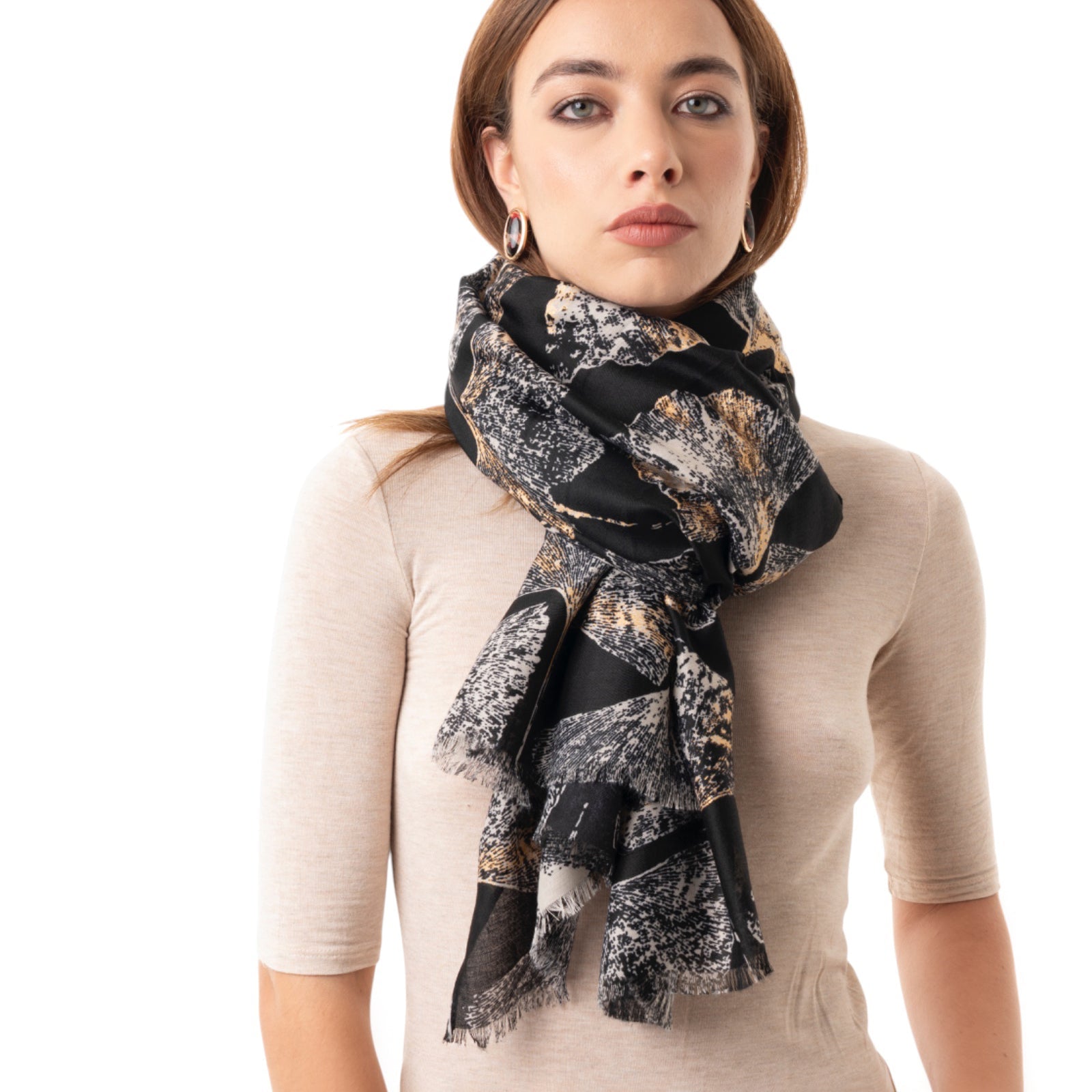 Sciarpa in cotone nera con stampa a fiore bianca ed oro - Mya Accessories