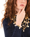 Bracciale elastico con sfere in vetro perlate e medaglietta in metallo - Mya Accessories