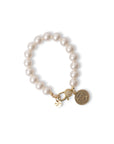 Bracciale elastico con sfere in vetro perlate e medaglietta in metallo - Mya Accessories