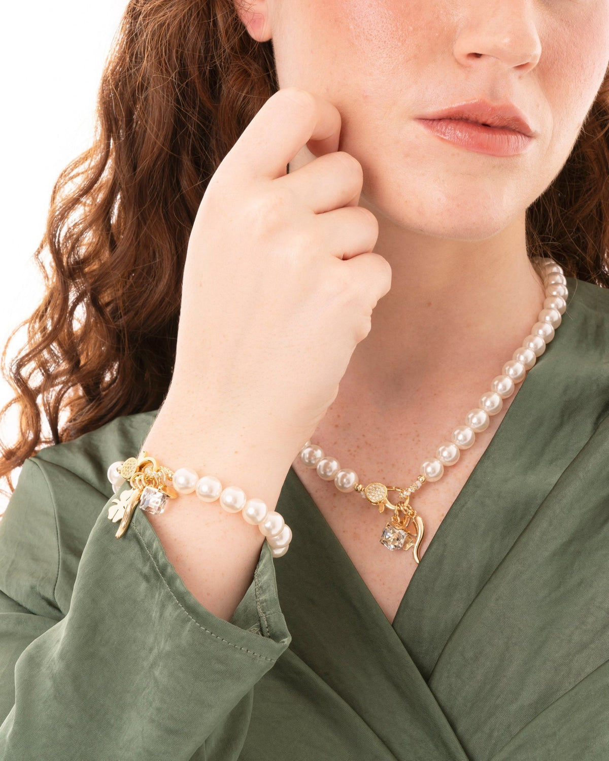 Bracciale con sfere in vetro perlate e charms pendenti in metallo - Mya Accessories