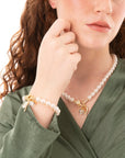 Bracciale con sfere in vetro perlate e charms pendenti in metallo - Mya Accessories