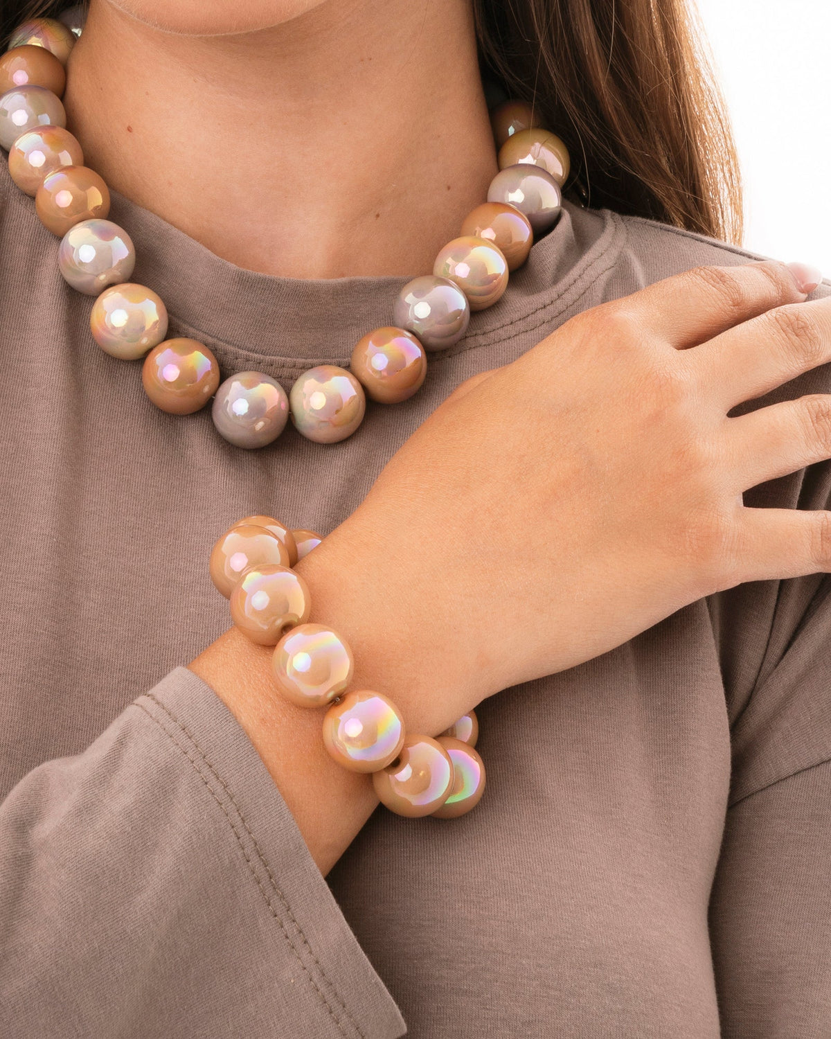 Bracciale elastico con sfere in acrilico tono marrone - Mya Accessories