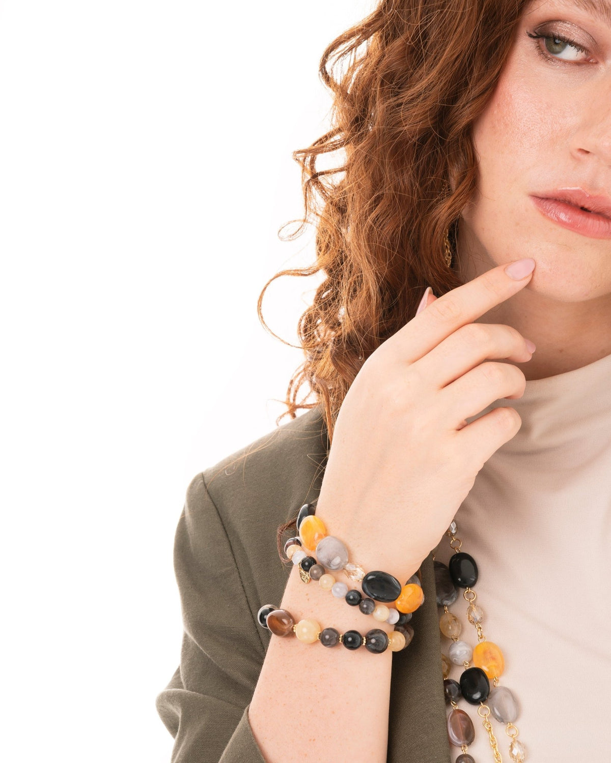 Bracciale elastico a tre fili con pietre in acrilico tono grigio e giallo - Mya Accessories