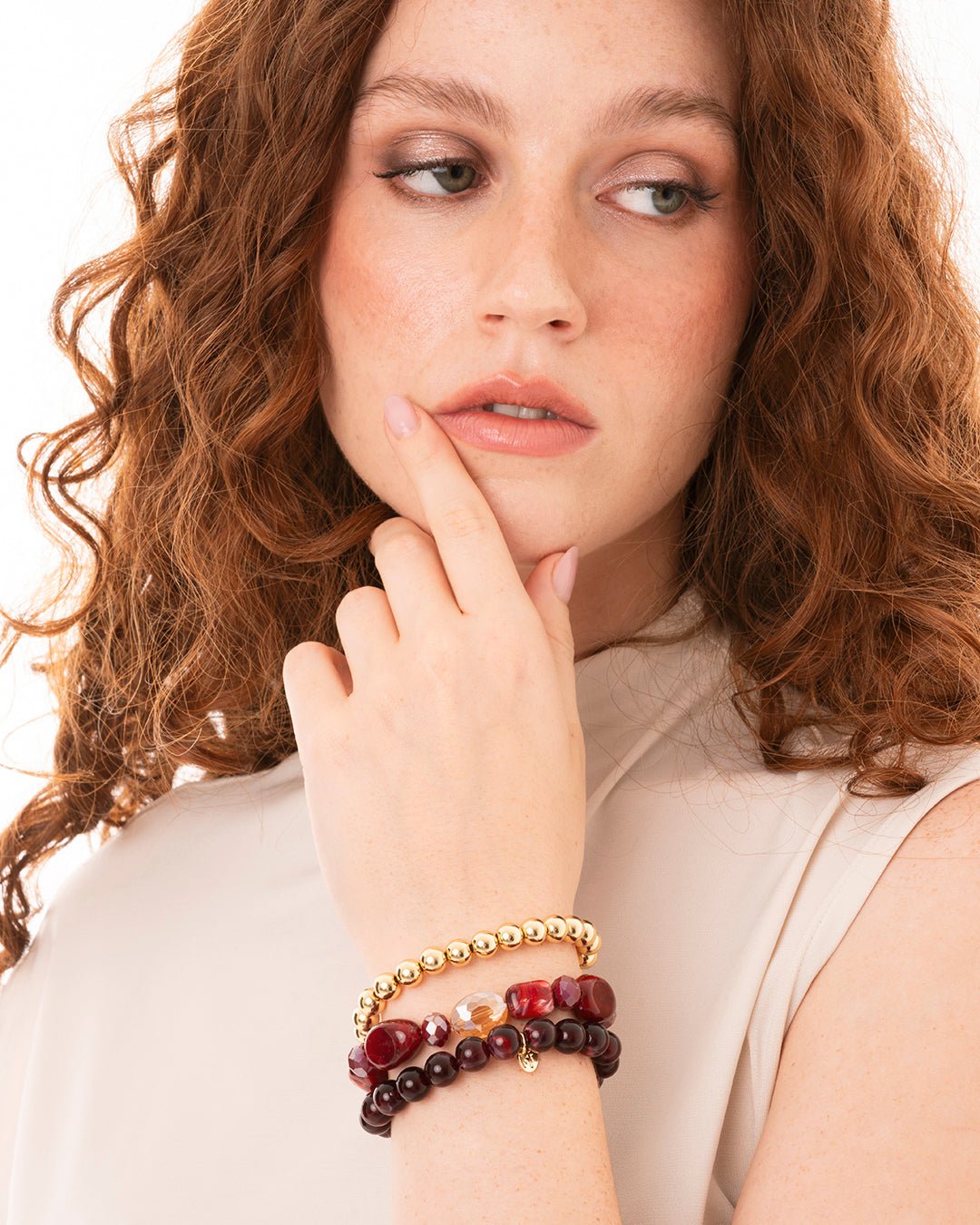 Bracciale elastico multi filo con pietre in acrilico e vetro tono rosso - Mya Accessories
