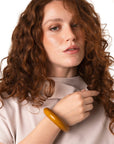 Bracciale rigido bangle in resina lucida senape - Mya Accessories
