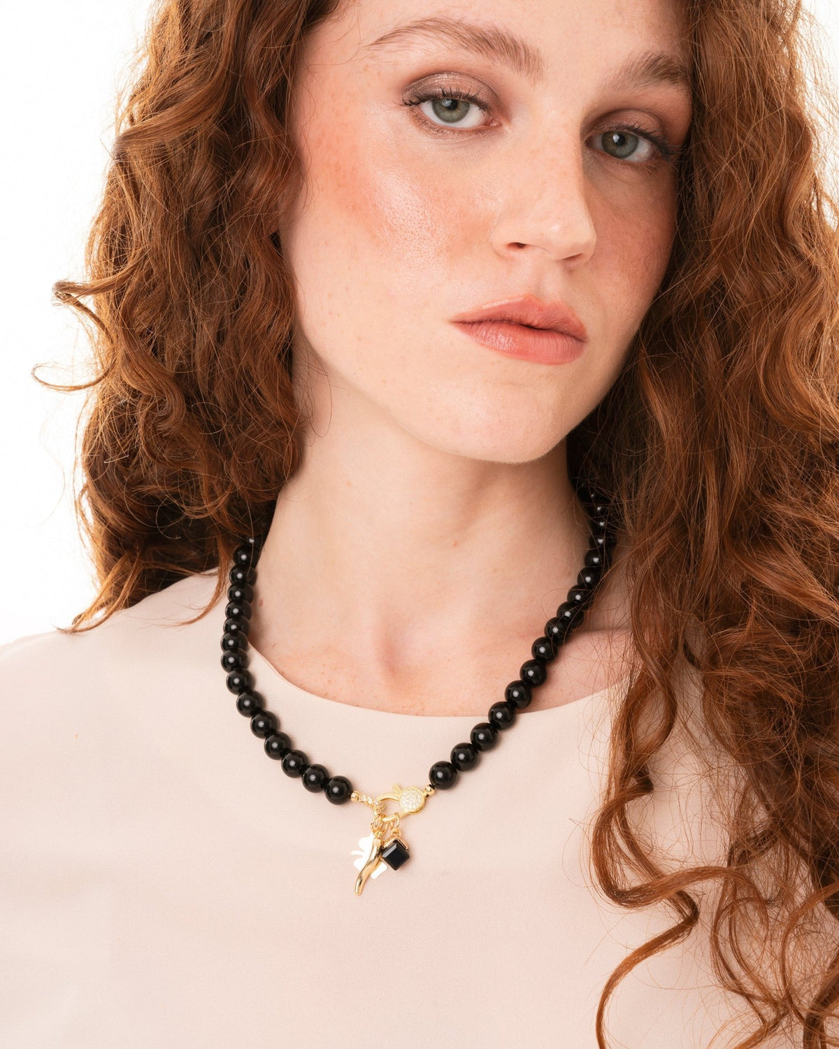 Collana girocollo con pietre in vetro nere e charms pendenti in metallo - Mya Accessories
